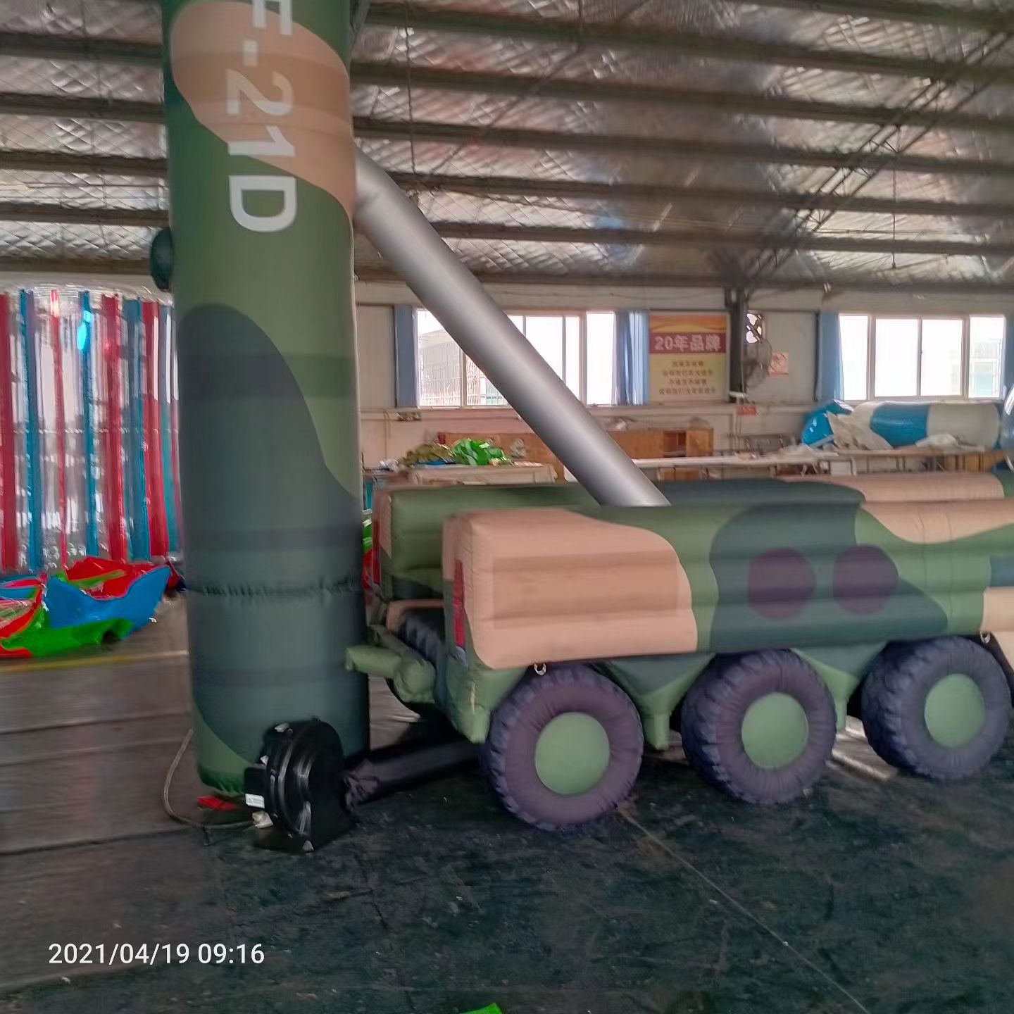 永顺军事演习中的充气目标车辆：模拟发射车雷达车坦克飞机